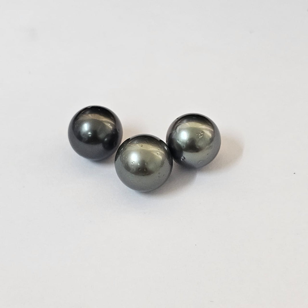 Tahitian Black Pearl 13-13mm Undrilled 14.70 Carats (16.17Ratti)