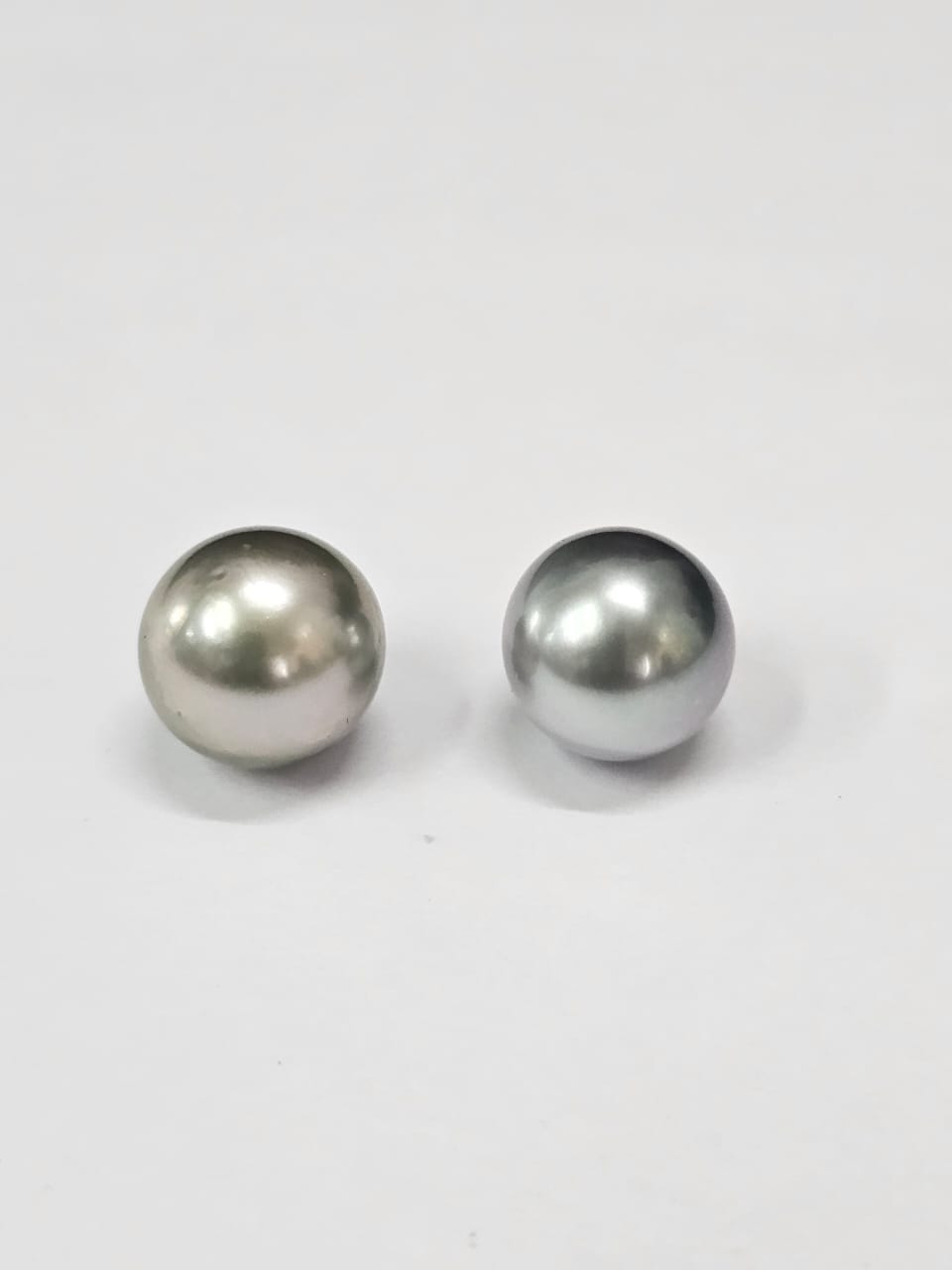 Certified Tahitian Grey Black Pearl Undrilled 11.66 Carats (12.82 Ratti) 12-13mm Tahiti